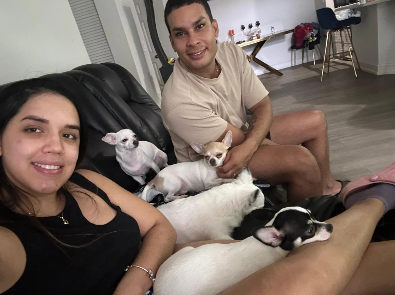 Dayana y Diego con los cuatro perros en casa