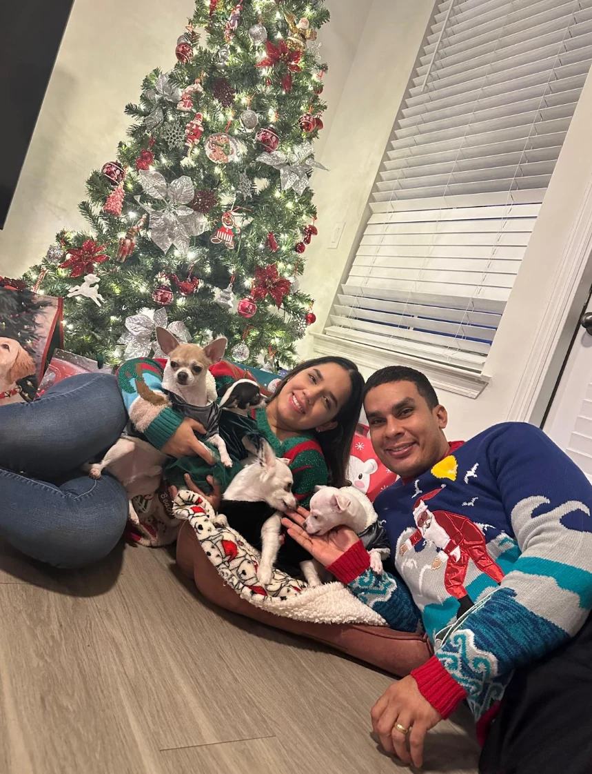 La familia con sus perros en Navidad